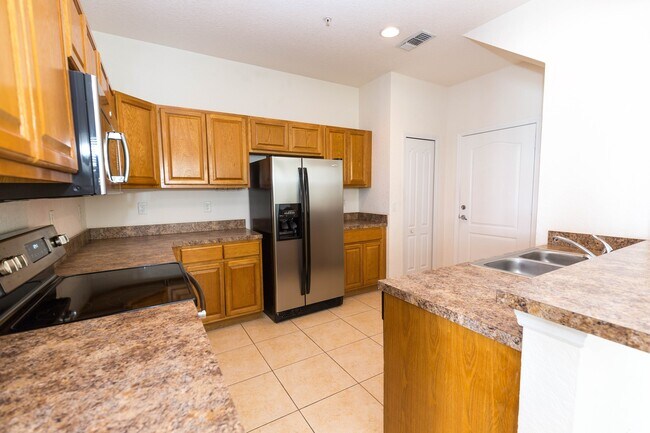 Building Photo - Beautiful spacious 4 bedroom, 2.5 bathroom townhome!