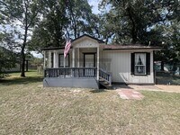 Building Photo - Cozy 3 Bedroom 1 Bathroom with Large Yard