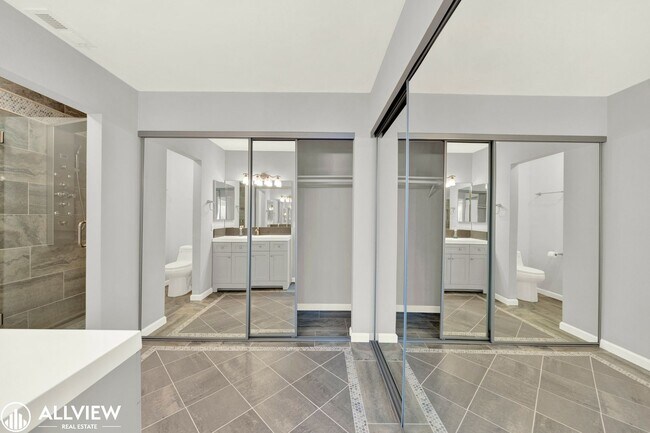 Building Photo - Newly Remodeled 4-Bedroom Gem with Spaciou...