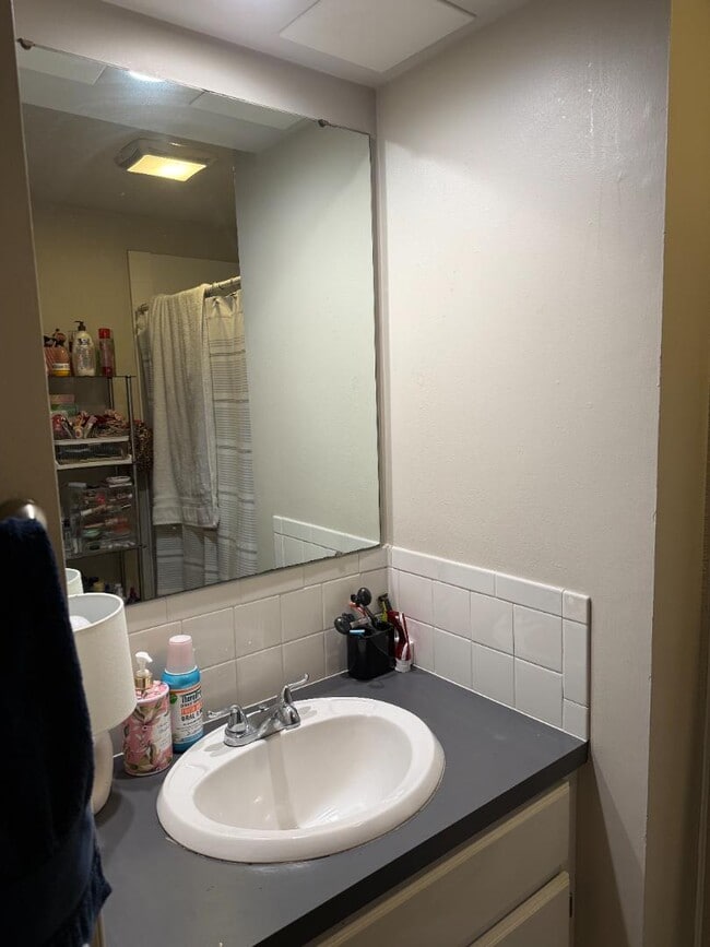 Building Photo - 813 Maine St