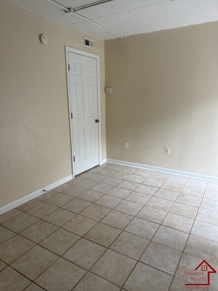 Building Photo - 915 S Seminole Dr