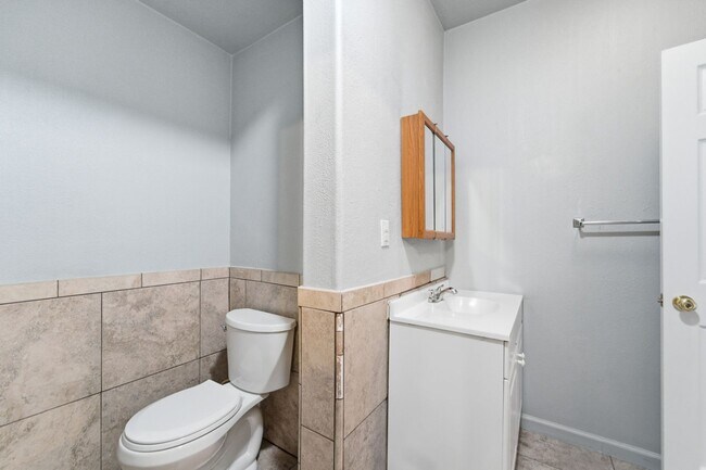 Building Photo - Feel Right at Home in This Inviting 2-Bed Gem