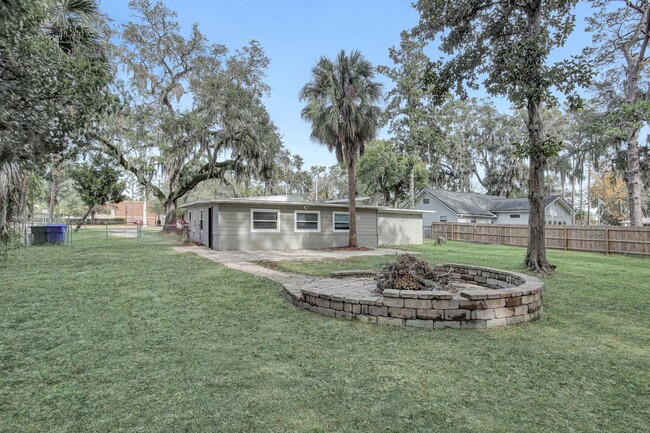 Building Photo - Newly renovated 3 bedroom/1 bathroom home ...