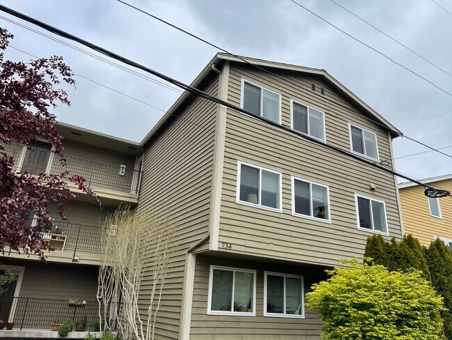 Building Photo - Bright & Spacious Top-Floor Condo in Greenwood!
