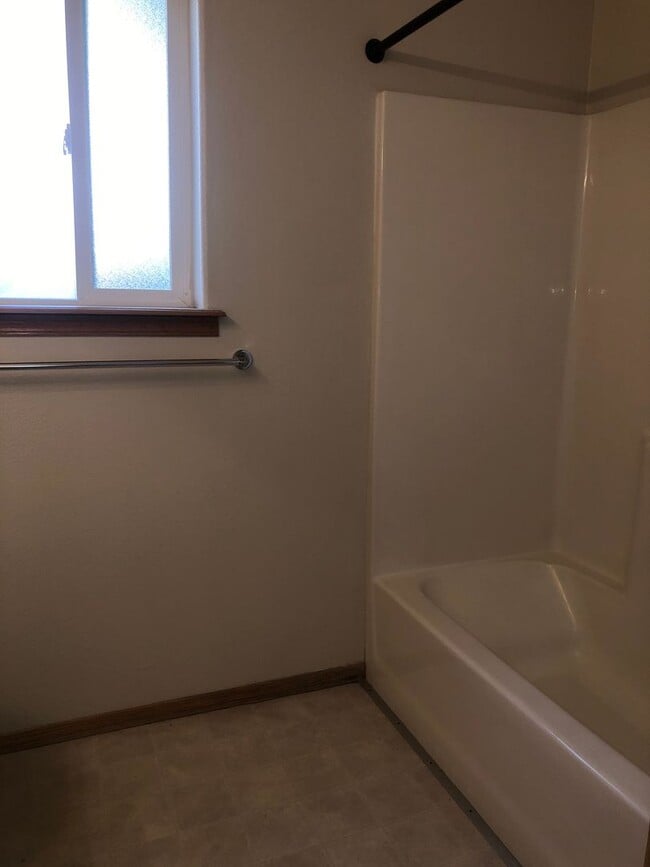 Building Photo - This beautifully maintained 3 bedroom, 2 b...