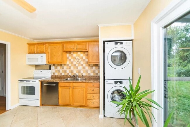 Building Photo - Garage & Yard