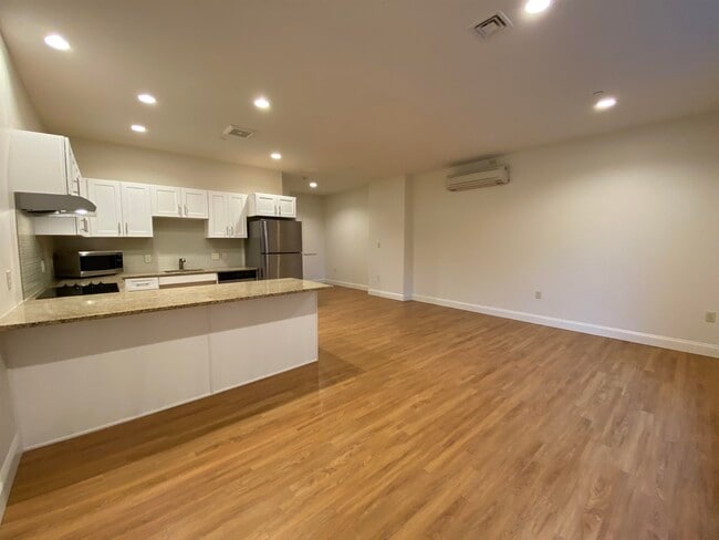 Building Photo - 875 Elm St