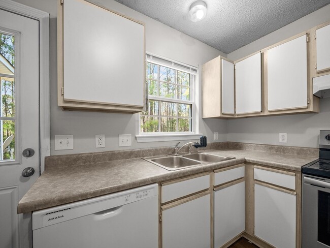 Building Photo - Welcome to Marsh Oaks!