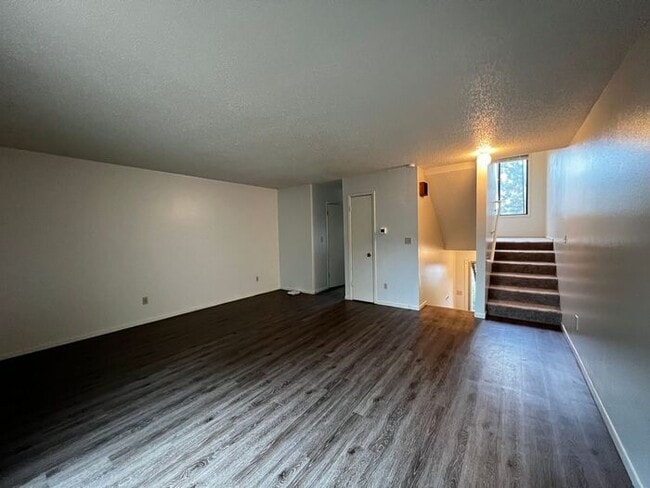 Building Photo - $1,435 | 2 Bedroom + Bonus Room, 1.5 Bathroom Town Home | No Pets | Available for an Immediate Mo...