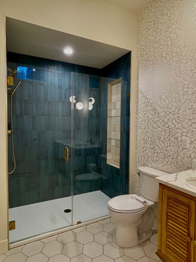 Building Photo - Absolutley stunning custom home in desirab...