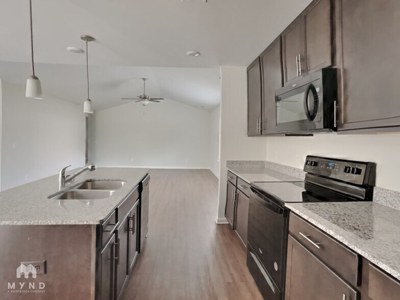 Building Photo - 125 Cook St