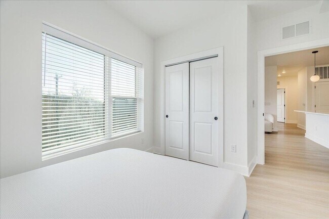 Building Photo - 3000 Duval St