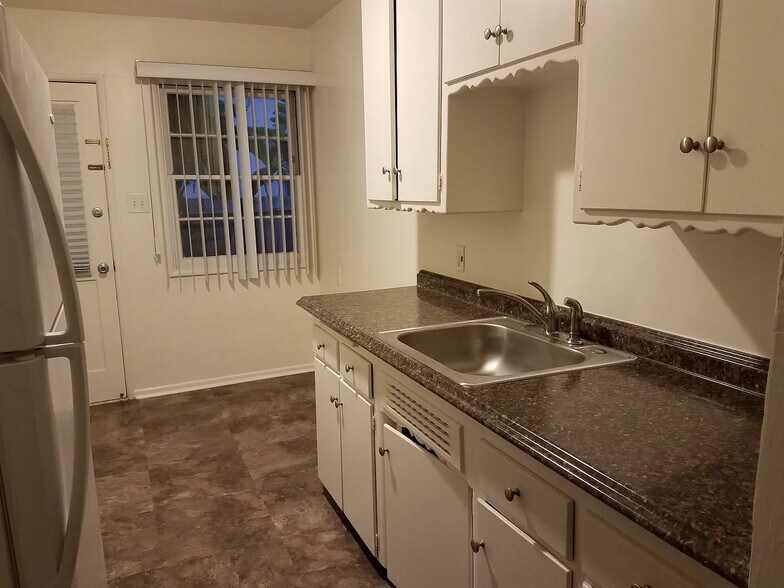 Building Photo - 4021 1/2 McLaughlin Ave