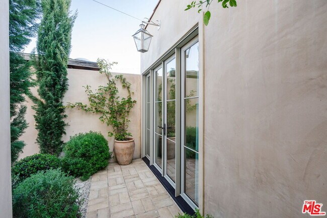 Building Photo - 2640 Clyde Ave