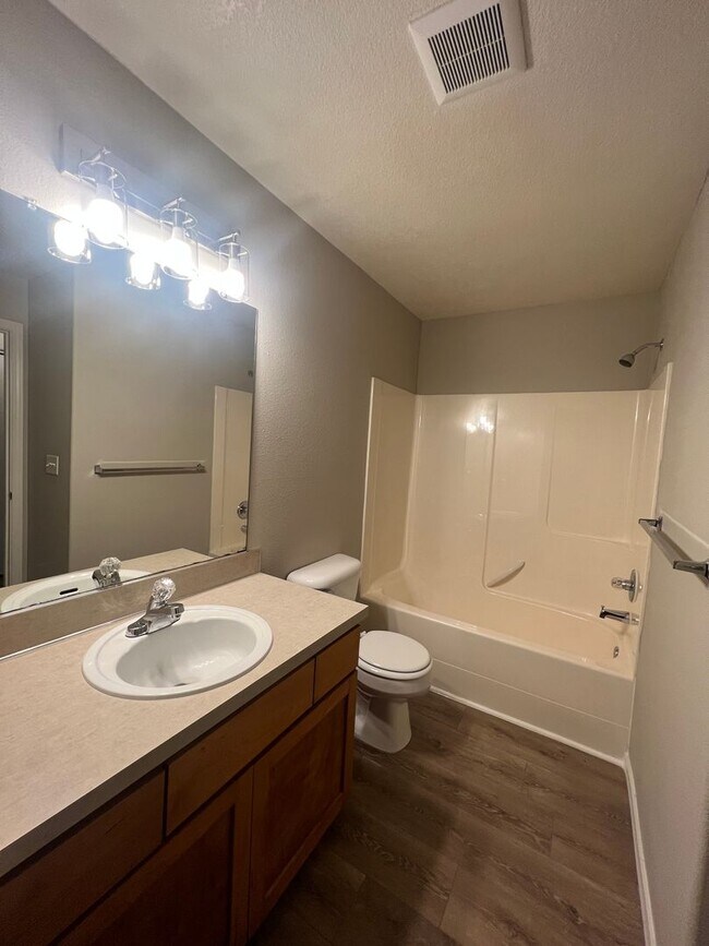 Building Photo - BIGGER and BETTER ONE BEDROOM in Hazelwood - Available July 1st with $500-$1000 Rent Credit upon ...