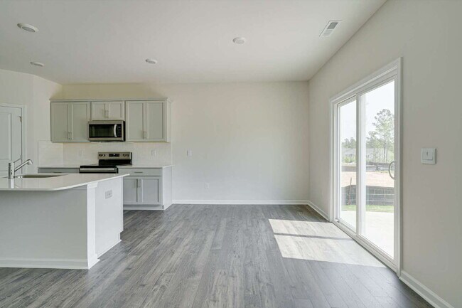 Building Photo - "Spacious 5-Bedroom Haven in Fuquay-Varina!"
