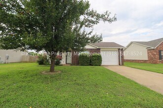 Building Photo - 3 Bed | 2 Bath in Owasso!