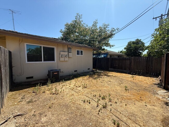 Building Photo - Cute 2 bedroom, 2 bath duplex available NOW!