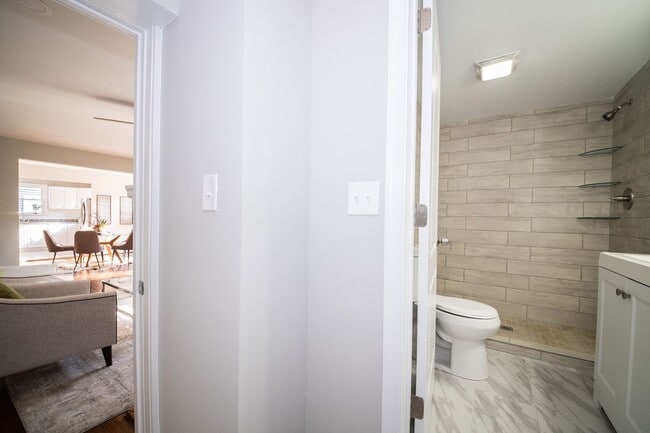 Building Photo - 3 Bedrooms, 2 Bathrooms on Colonial Avenue in Colonial Heights! Must SEE!!!