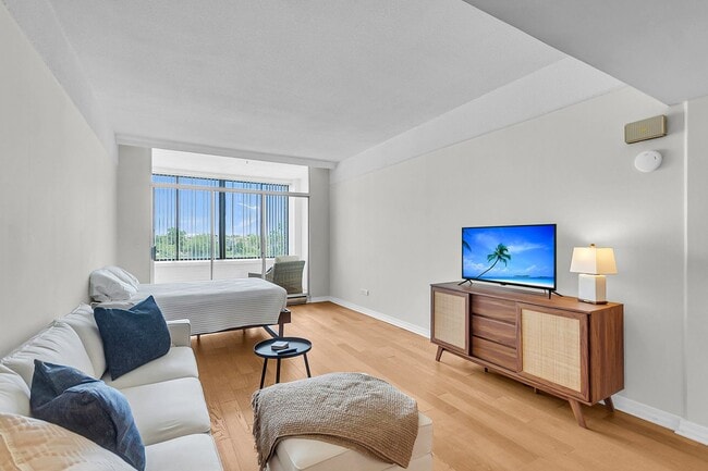 Building Photo - Downtown Charleston Living with Stunning Views