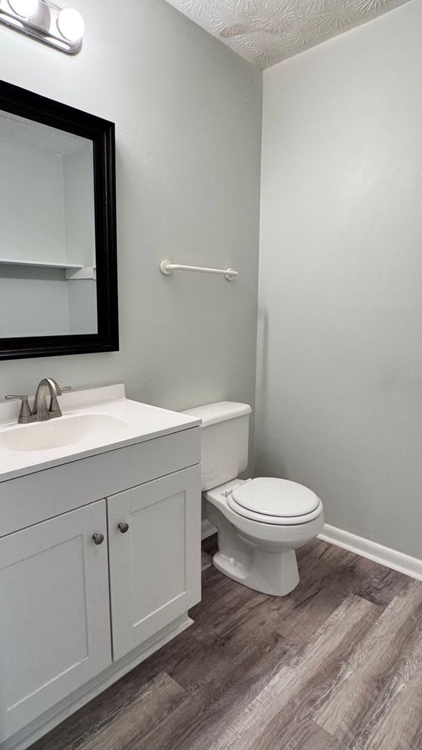 Building Photo - 2BR/1.5BA End Unit Townhome Near Downtown Snellville!