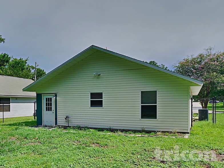 Building Photo - 2122 Center Way