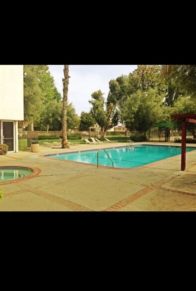 Building Photo - 7651 Reseda Blvd