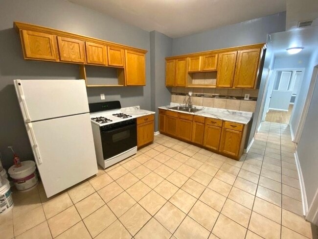 Building Photo - 2356 S Lawndale Ave