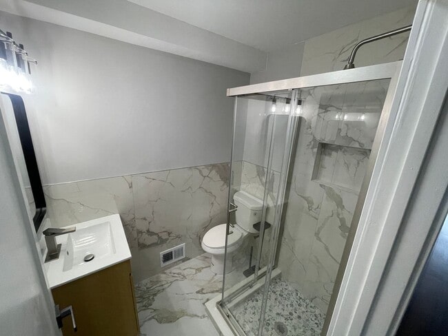 Building Photo - 6524 W Diversey Ave