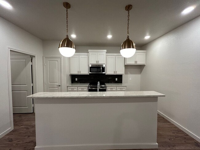 Building Photo - Luxury Townhome in Abbey Glen Community!