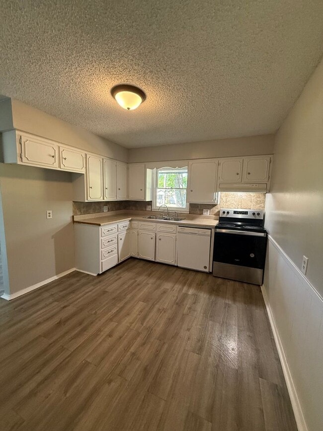 Building Photo - AVAILABLE NOW! 3 bed 1 bath with 1 car attached garage