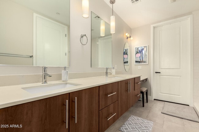 Building Photo - 7300 E Earll Dr