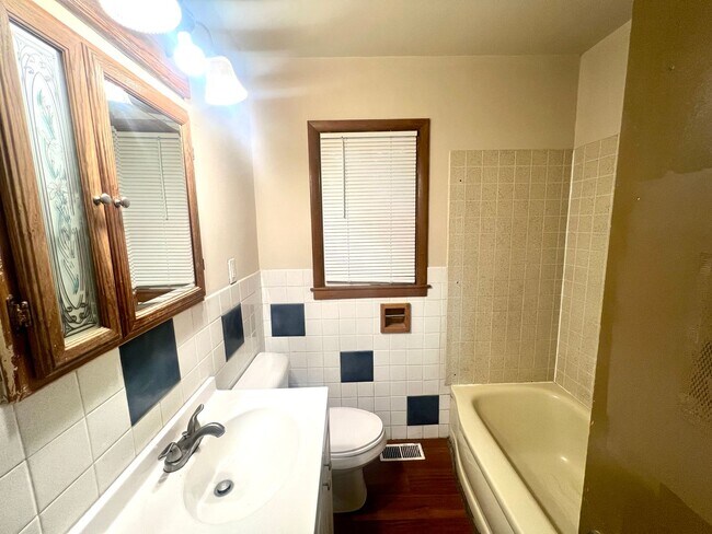 Building Photo - 2921 S Appleton Ave