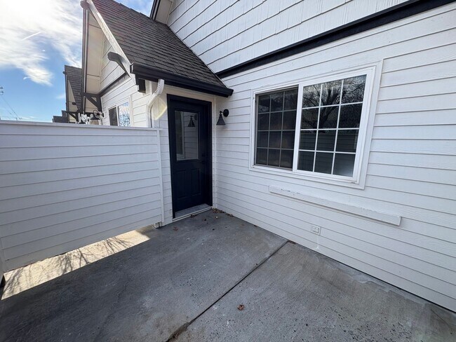 Building Photo - Remodeled 1 Bed/1 Bath Unit in Prime Location - Broadway