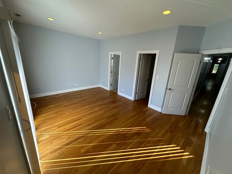 Building Photo - 6229 N Richmond St