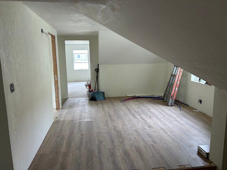 Building Photo - 600 N Sherman St