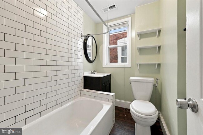 Building Photo - 586 Martin St
