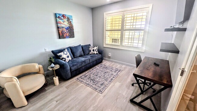Building Photo - Annual Turnkey 3/3 penthouse on waterfront...