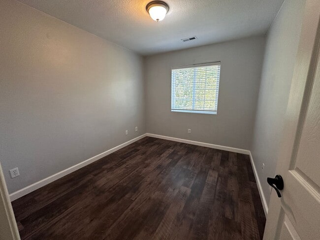 Building Photo - Beautiful 4 Bedroom 2.5 Bath Single Family...