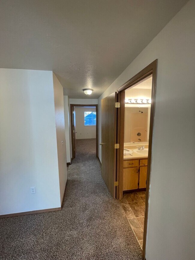 Building Photo - Rent Special: 1/2 Off June's Rent!! Second Floor 3 Bedroom apartment