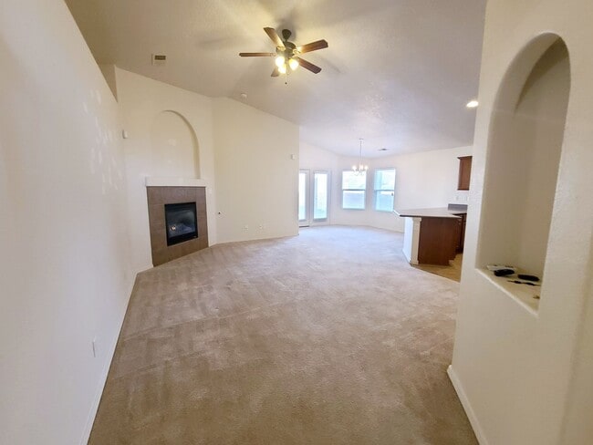 Building Photo - 3 bed 2 bath home in Huning Ranch.  MOVE I...