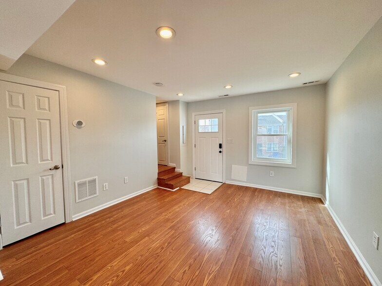 Building Photo - 1151 Summit St NE