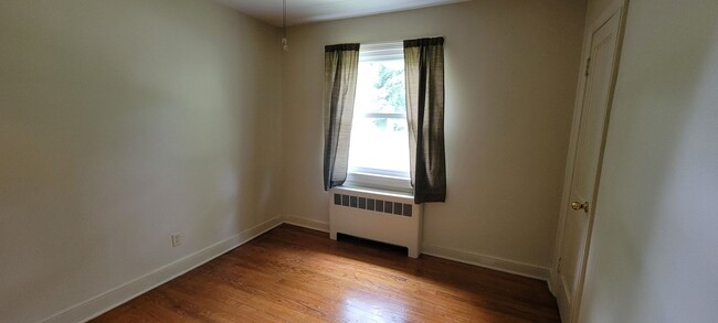 Building Photo - Brick ranch in Southside with large privat...