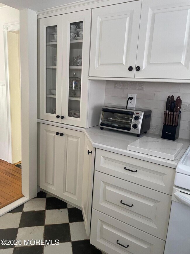 Building Photo - 7 Webb Ave