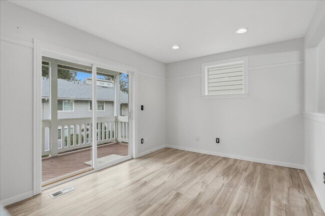Building Photo - Kent Home