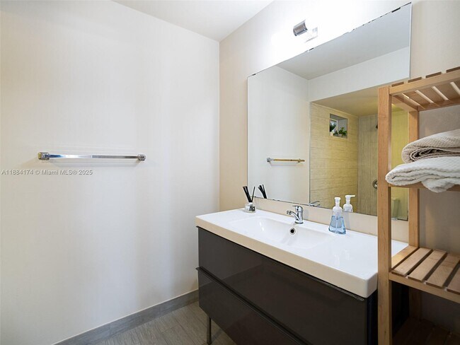 Building Photo - 1665 Bay Rd