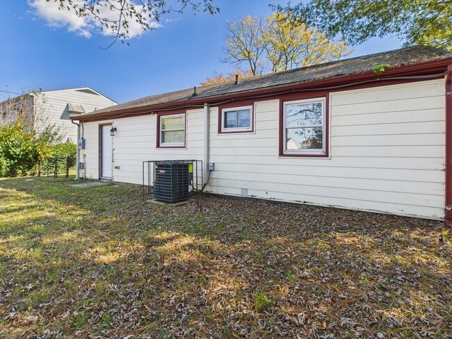 Building Photo - 2102 Brockway Ln