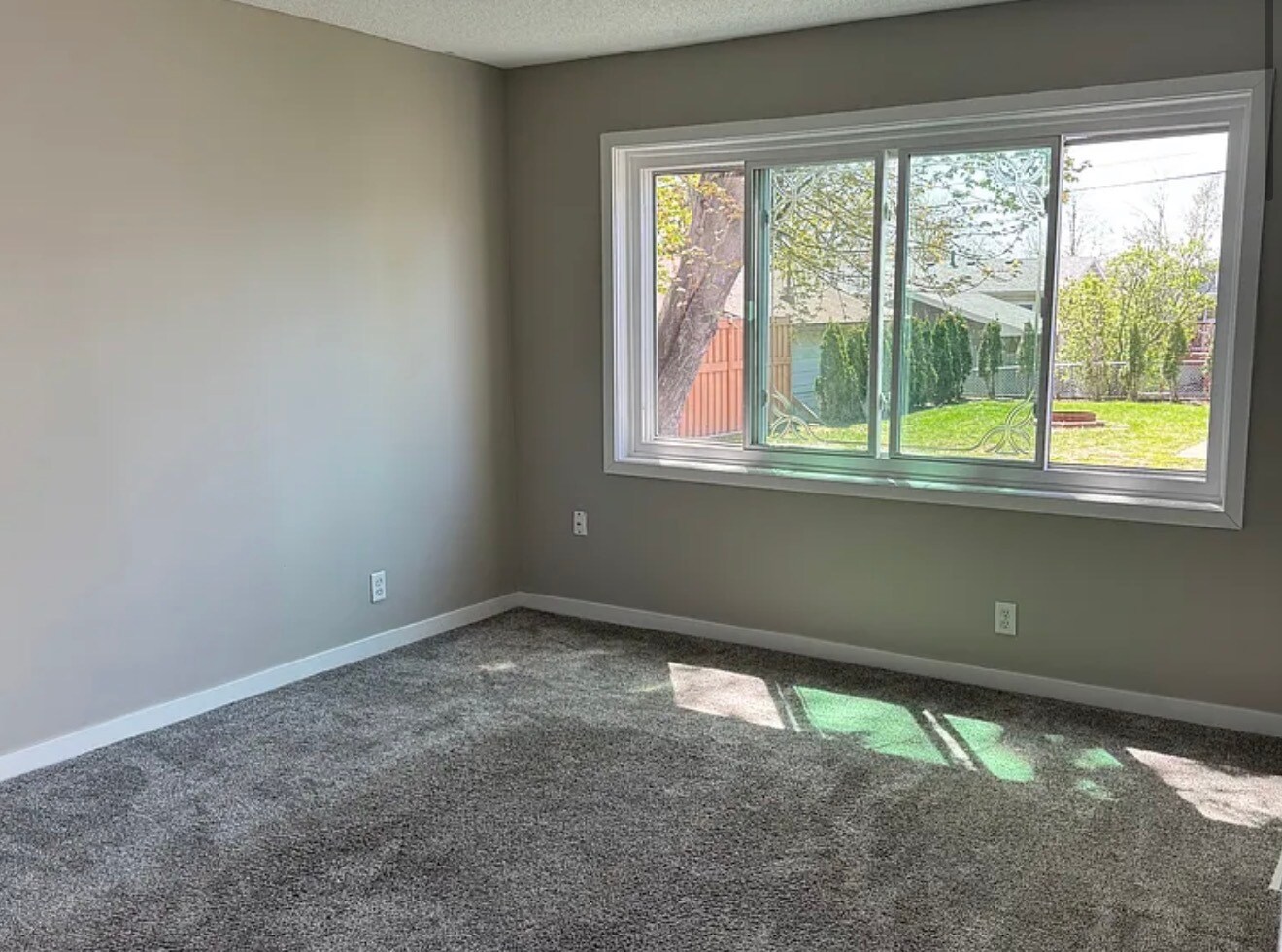 Building Photo - 930 Larpenteur Ave W
