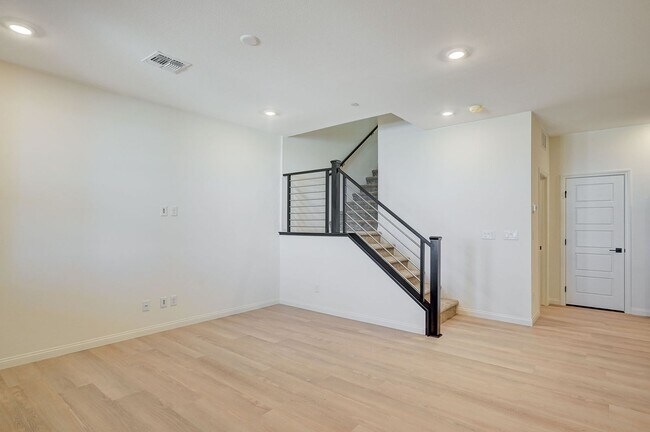 Building Photo - Stunning Summerlin townhome! 2 car garage!