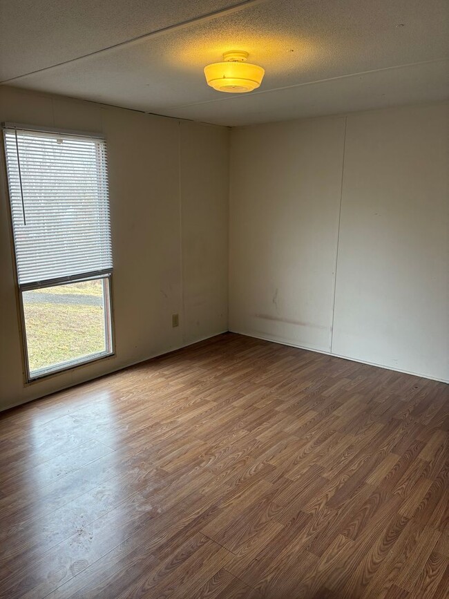 Building Photo - 2 Bedroom 1 Bath Mobile Home